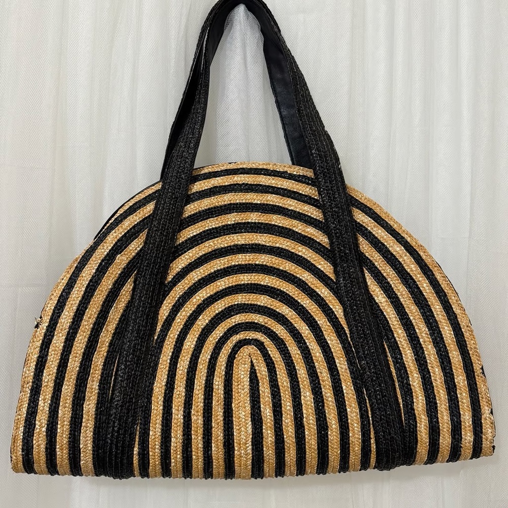 Kate Spade Black and Tan Striped Tote

Barely used No holes Smoke free home